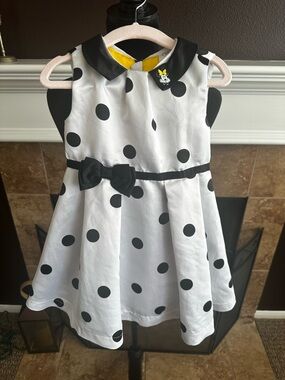 Disney Minnie Mouse Dress. Comes with Yellow Bow Enamel Pin - Kids size 3.